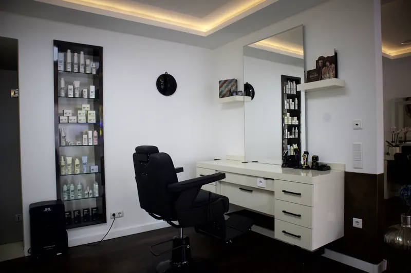 Barberstuhl und Spiegel im Herrenbereich